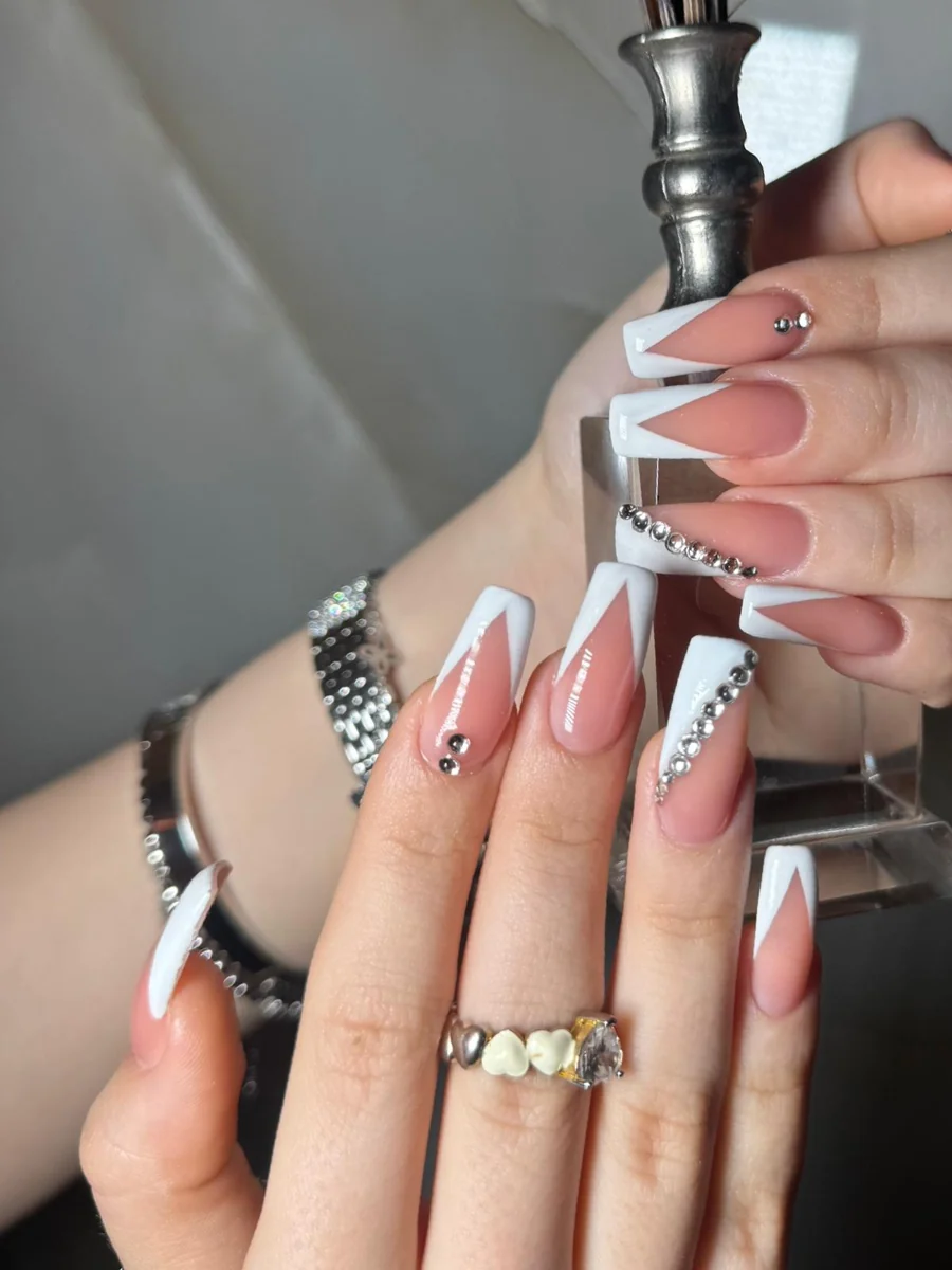 Salonumuzdan French ve gümüş detaylı tırnak çalışması